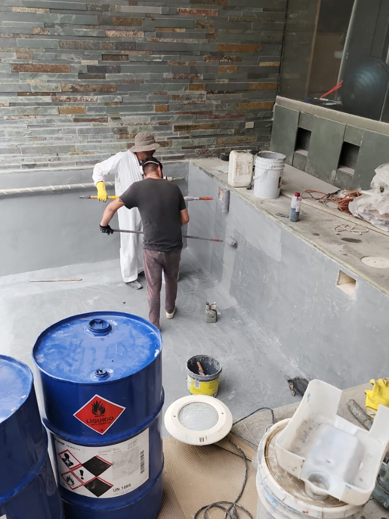 Se instalo recubrimiento de piscina por gelcoat